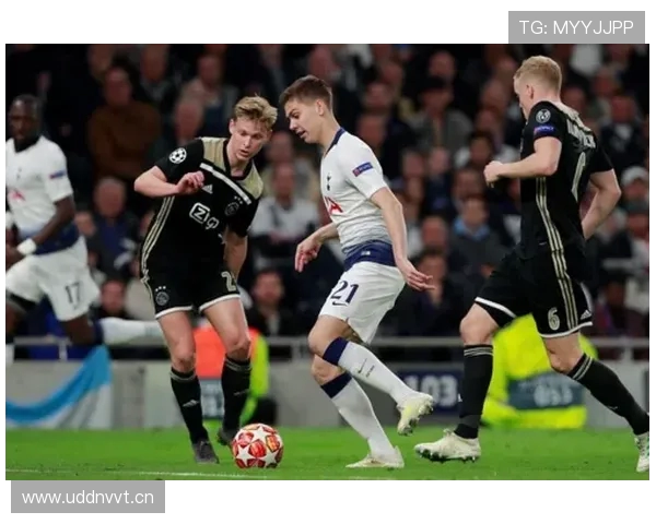 阿贾克斯失冠韦霍斯特赛后情绪失控愤怒推倒摄像机